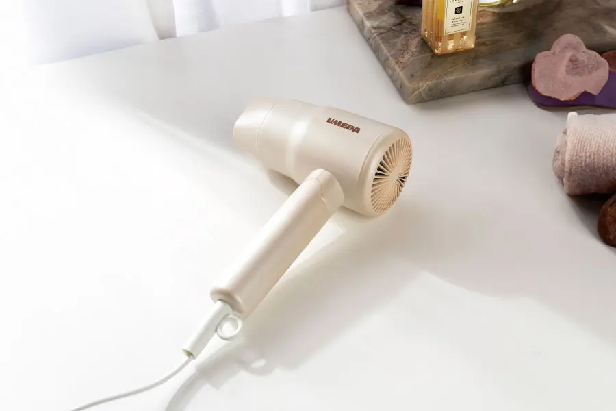 Material permukaan yang halus dan mengkilap memberikan kesan mewah dan elegan.